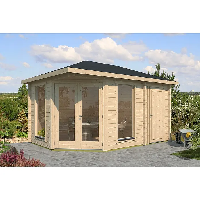 Fjordholz Gartenhaus Lisa 44 C Modern - Außenmaß inkl. Dachüberstand (B x T): 470 x 320 cm, Holz, Naturbelassen - Holz-Gartenhaus mit hellen Holzwänden, dunklem Dach, Glastüren und massiver Lagertür auf gepflasterter Terrasse.