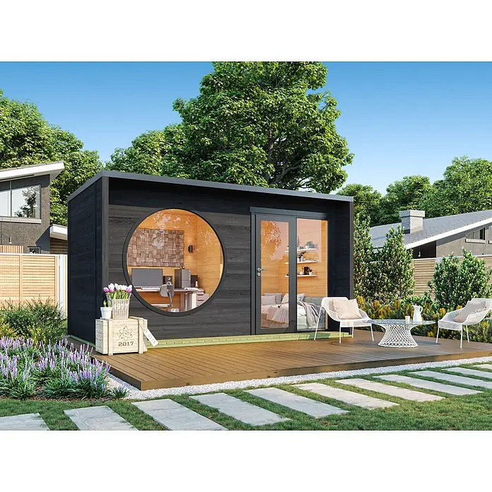 Fjordholz Gartenhaus Office Box Größe M schwarz - Außenmaß inkl. Dachüberstand (B x T): 451,5 x 254,5 cm, Holz, Schwarz - Modernes schwarzes Gartenhaus mit Rundfenster und Glastür, als Büro und Schlafzimmer eingerichtet, auf einer Holzterrasse.