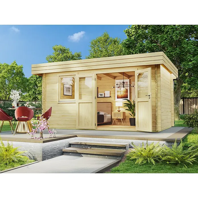 Fjordholz Gartenhaus Miriam 44 A Classic - Außenmaß inkl. Dachüberstand (B x T): 470 x 320 cm, Holz, Naturbelassen - Gartenhaus aus hellem Holz mit offenen Türen zu einem gemütlichen Schlafzimmer, in einem grünen Garten mit Sitzbereich.