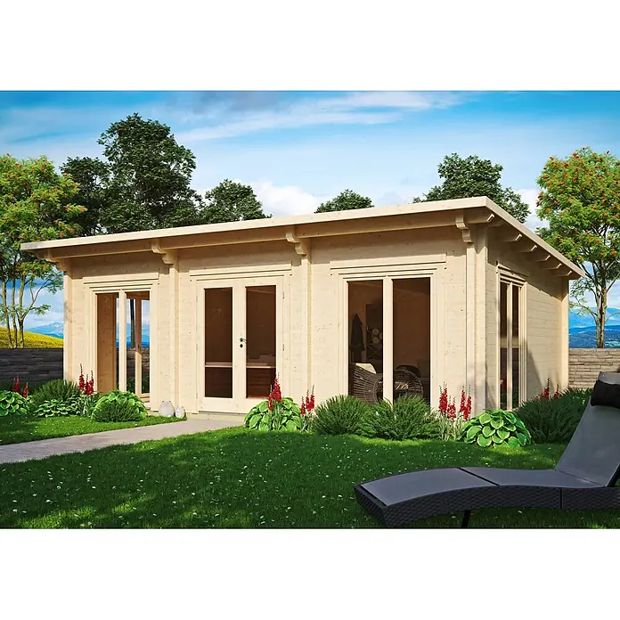 Fjordholz Gartenhaus Jacob 90 I - Außenmaß inkl. Dachüberstand (B x T): 695 x 500 cm, Holz, Farbbehandlung Carbongrau - Helles Gartenhaus aus Holz mit großen Glastüren, in einem grünen Garten mit Weg und Liegestuhl.