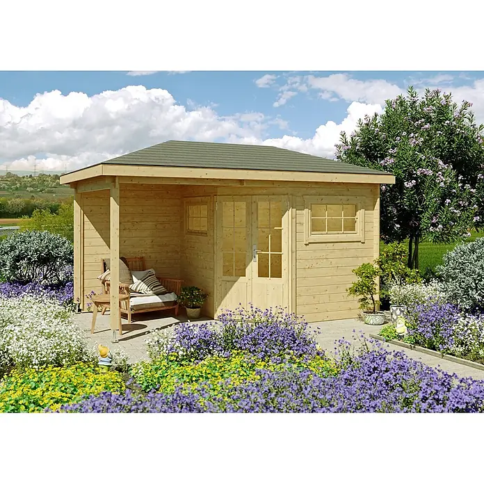 Fjordholz Gartenhaus Evelyn 2B - Außenmaß inkl. Dachüberstand (B x T): 440 x 260 cm, Holz, Naturbelassen - Helles Gartenhaus aus Holz mit kleiner überdachter Veranda und Sitzbereich, umgeben von bunten Gartenblumen.