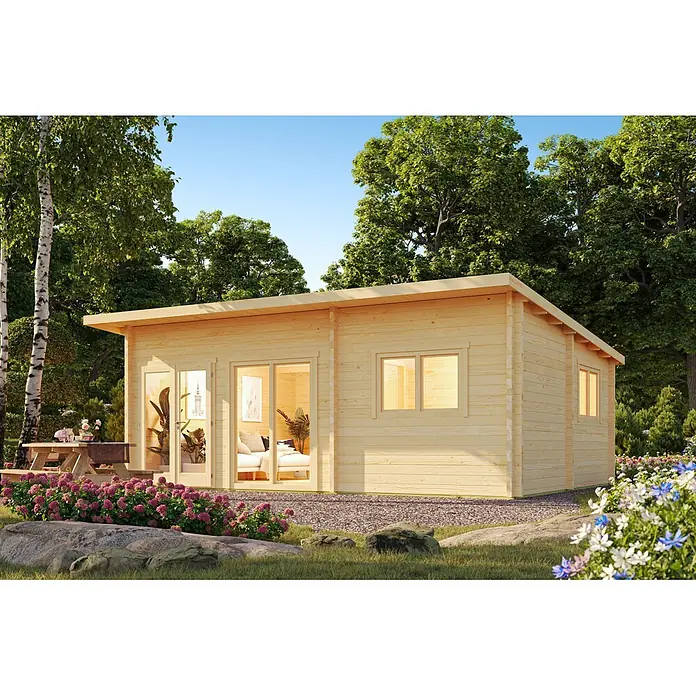 Fjordholz Gartenhaus Moderna 70 - Außenmaß inkl. Dachüberstand (B x T): 702 x 532 cm, Holz, Naturbelassen - Helles Holz Gartenhaus mit eingerichteter Inneneinrichtung durch große Fenster sichtbar, umgeben von Bäumen und Blumen.