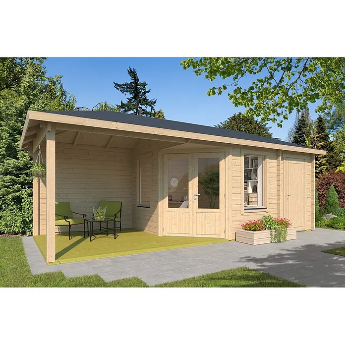 Fjordholz Gartenhaus Lisa 44 E Klassik - Außenmaß inkl. Dachüberstand (B x T): 740 x 320 cm, Holz, Naturbelassen - Helles Gartenhaus aus Holz mit schwarzem Dach und überdachter Veranda, ausgestattet mit Gartenmöbeln, in einem grünen Garten.