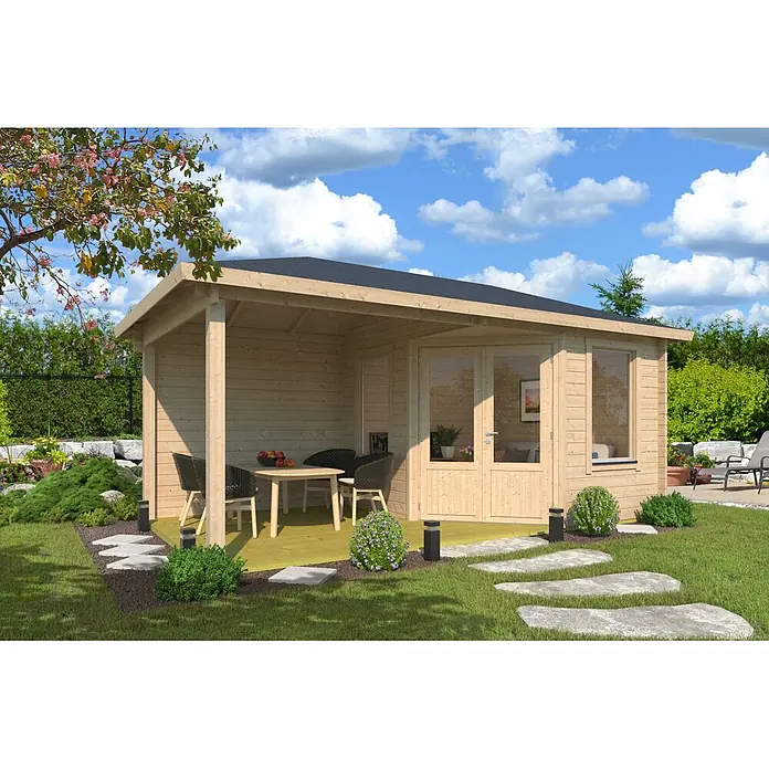 Fjordholz Gartenhaus Lisa 44 D Klassik - Außenmaß inkl. Dachüberstand (B x T): 590 x 320 cm, Holz, Naturbelassen - Helle Holzgartenhütte mit überdachter Veranda und Sitzgelegenheiten im sonnigen grünen Garten.