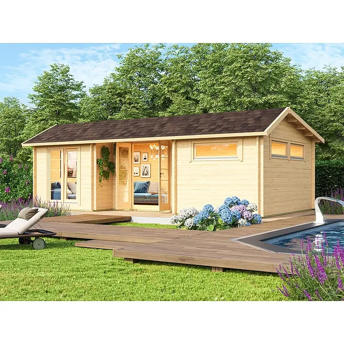 Fjordholz Gartenhaus Uri 44 - Außenmaß inkl. Dachüberstand (B x T): 820 x 470 cm, Holz, Farbbehandlung Schwedenrot - Gartenhaus aus hellem Holz mit dunkelbraunem Dach, neben Holzterrasse und Pool in einem grünen Garten.