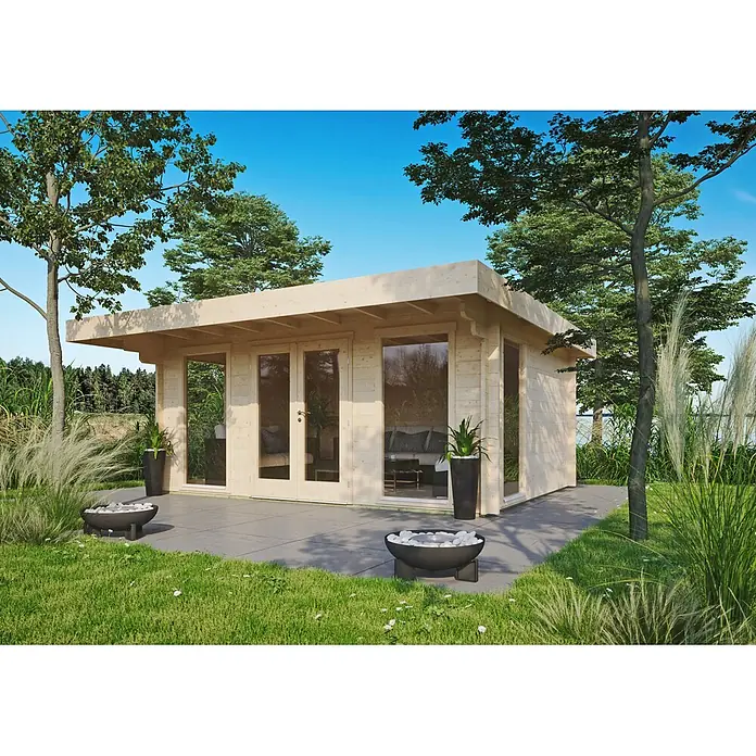 Fjordholz Gartenhaus Greta 44 B - Außenmaß inkl. Dachüberstand (B x T): 500 x 380 cm, Holz, Farbbehandlung Carbongrau - Helles Holz Gartenhaus mit großen Glastüren und Flachdach, auf einer Terrasse in grüner Außenumgebung.