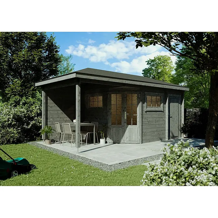 Fjordholz Gartenhaus Evelyn 2E - Außenmaß inkl. Dachüberstand (B x T): 560 x 260 cm, Holz, Naturbelassen - Graues Holzgartenhaus mit überdachter Terrasse und Gartenmöbeln in einem üppigen Garten.