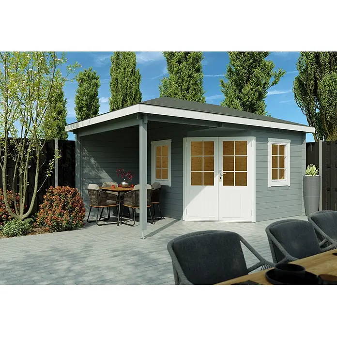 Fjordholz Gartenhaus Evelyn 3B - Außenmaß inkl. Dachüberstand (B x T): 500 x 320 cm, Holz, Naturbelassen - Graues Gartenhaus mit integrierter überdachter Terrasse, weißen Türen und Fenstern, im Garten mit Gartenmöbeln.