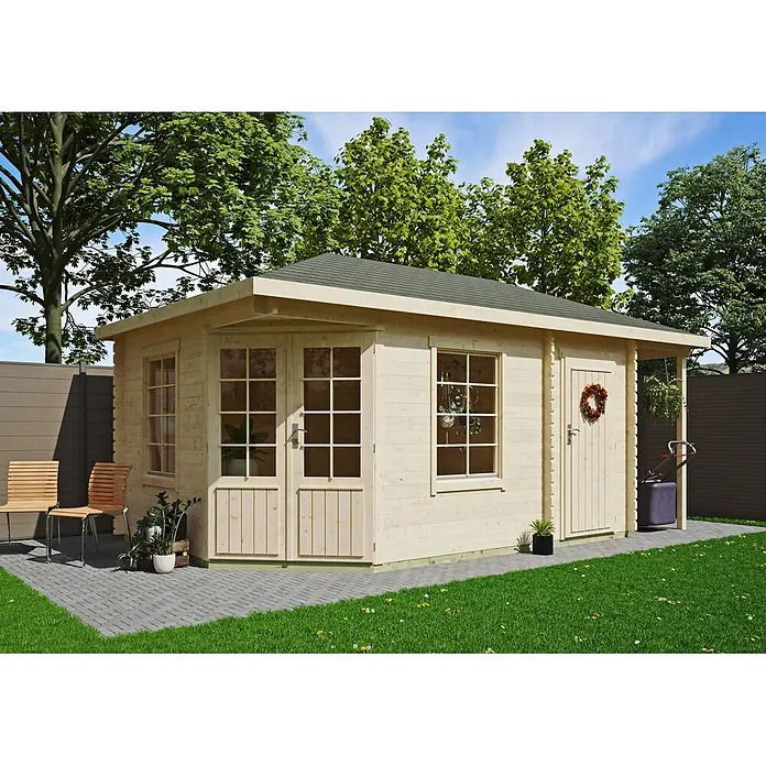 Fjordholz Gartenhaus Isa 40 A - Außenmaß inkl. Dachüberstand (B x T): 566 x 328 cm, Holz, Naturbelassen - Helles Gartenblockhaus aus Holz mit dunklem Dach, mehreren Fenstern und Türen, auf einer gepflasterten Terrasse im Garten.
