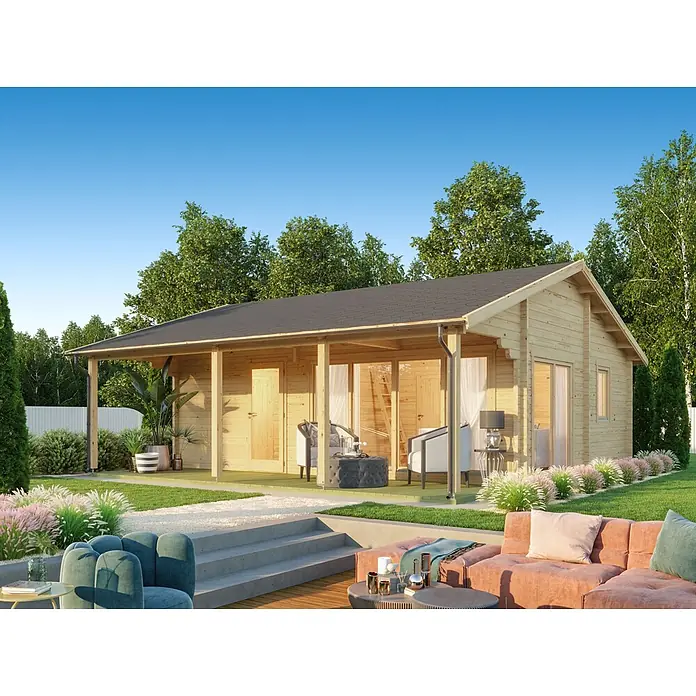 Fjordholz Gartenhaus Mikka 70 B - Außenmaß inkl. Dachüberstand (B x T): 795,2 x 598 cm, Holz, Naturbelassen - Ein helles Holzgartenhaus mit dunklem Dach und überdachter Veranda, umgeben von einem grünen Garten mit Sitzbereichen.