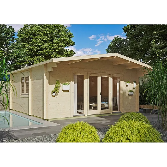 Fjordholz Gartenhaus Kim 70 I - Außenmaß inkl. Dachüberstand (B x T): 575 x 695 cm, Holz, Naturbelassen - Helles Gartenhaus aus Holz mit Glastüren neben einem Pool in einer grünen Außenanlage.