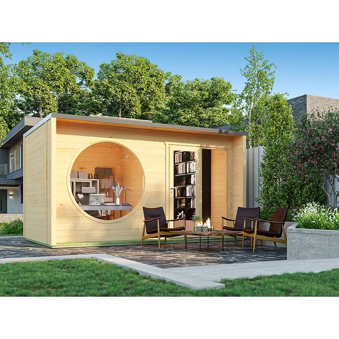 Fjordholz Gartenhaus Office Box Größe L natur - Außenmaß inkl. Dachüberstand (B x T): 451,5 x 284,5 cm, Holz, Naturbelassen - Modernes Gartenbüro aus hellem Holz mit Rundfenster, als Arbeitsbereich und Outdoor-Lounge genutzt.