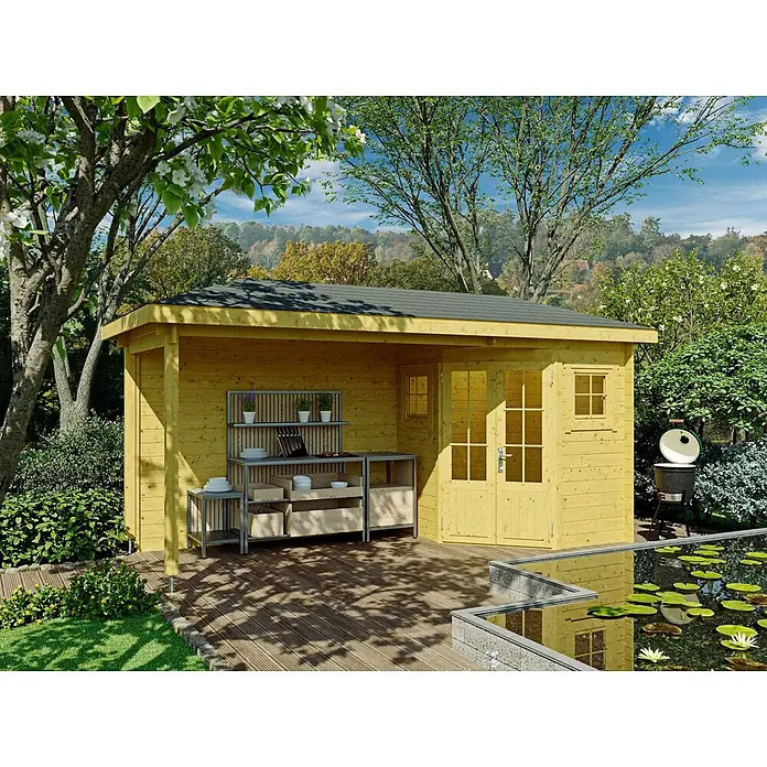 Fjordholz Gartenhaus Evelyn 1C - Außenmaß inkl. Dachüberstand (B x T): 500 x 200 cm, Holz, Naturbelassen - Gelbes Gartenhaus aus Holz mit integrierter Außenküche und Terrasse in einem üppigen Garten mit Teich und Bäumen.