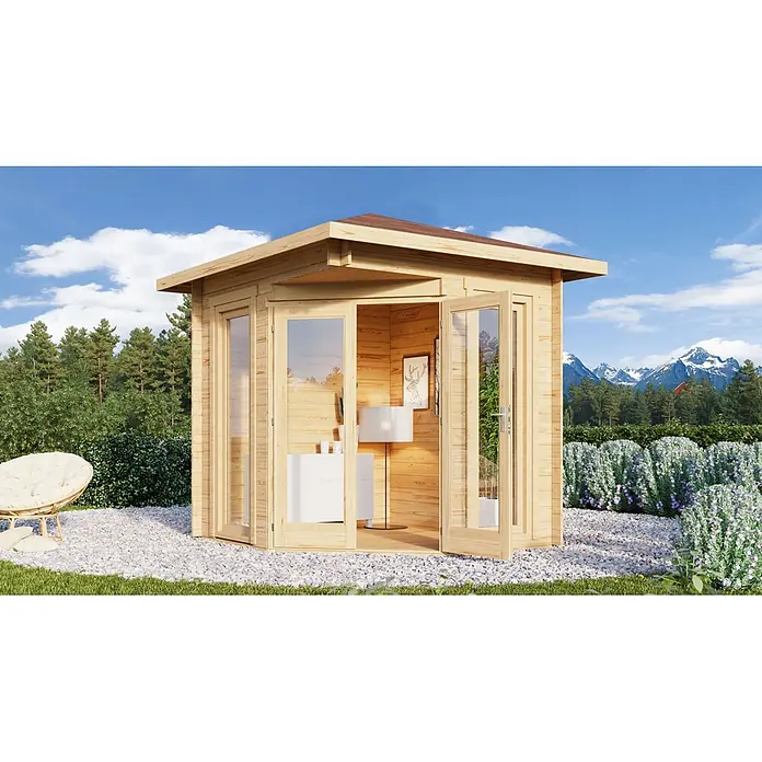 Fjordholz Gartenhaus Nina 28 D Farbbehandlung Carbongrau - Außenmaß inkl. Dachüberstand (B x T): 250 x 250 cm, Holz, Naturbelassen - Helles Gartenhaus aus Naturholz mit großen Glastüren, auf einer Kiesterrasse in einem üppigen Garten vor Bergkulisse.