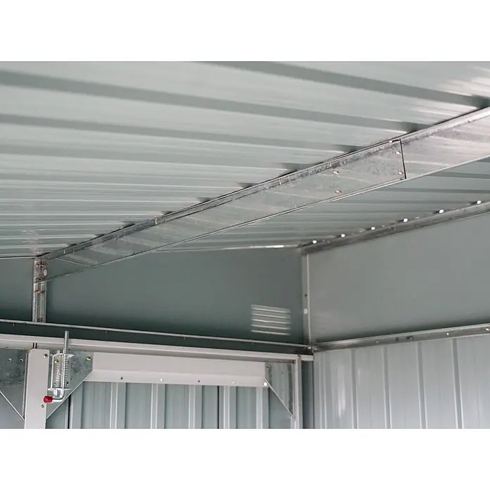 StarLine Metall Gerätehaus Slope 3,82 m² - Außenbreite inkl. Dachüberstand: 236 cm, Außentiefe inkl. Dachüberstand: 162 cm, Metall, Anthrazit - Innenansicht eines hellgrauen Metallschuppens mit Wellblechwänden und -decke, Metallrahmen, Riegel und Belüftung.