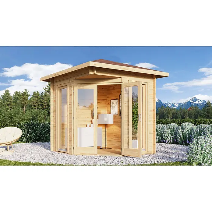 Fjordholz Gartenhaus Nina 44 D Farbbehandlung Carbongrau - Außenmaß inkl. Dachüberstand (B x T): 250 x 250 cm, Holz, Naturbelassen - Ein heller Holzgartenhaus mit großen Glastüren, innen möbliert, auf Kies im Garten mit Bäumen und Bergen.
