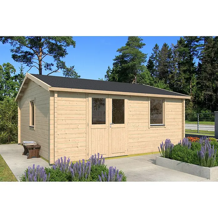 Fjordholz Gartenhaus Narvic 70 G ohne Imprägnierung - Außenmaß inkl. Dachüberstand (B x T): 550 x 550 cm, Holz, Naturbelassen - Helles Gartenhaus aus Holz mit schwarzem Dach, in einem Garten mit Betonweg und Pflanzen.
