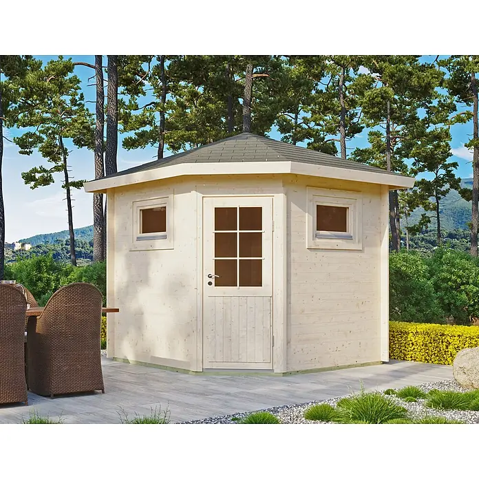 Fjordholz Gartenhaus Panta 28 C - Außenmaß inkl. Dachüberstand (B x T): 260 x 260 cm, Holz, Naturbelassen - Sechseckiges Gartenhaus aus hellem Holz mit dunklem Dach auf einer gepflasterten Terrasse, umgeben von Bäumen und Bergen, neben Gartenmöbeln.