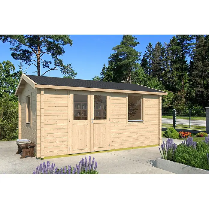 Fjordholz Gartenhaus Narvic 70 E Farbbehandlung Schwedenrot - Außenmaß inkl. Dachüberstand (B x T): 500 x 350 cm, Holz, Naturbelassen - Kleiner heller Holzgartenhaus mit dunklem Dach, in einem grünen Garten mit Bäumen.