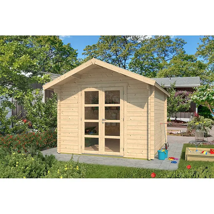 Fjordholz Gartenhaus Lexi 44 E Premium Kasetten-Tür Farblose Imprägnierung - Außenmaß inkl. Dachüberstand (B x T): 280 x 320 cm, Holz, Naturbelassen - Ein Gartenhaus aus hellem Naturholz mit doppelten Glastüren auf grauen Pflastersteinen im Garten.