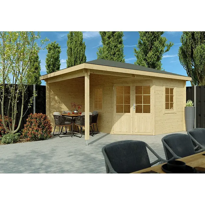 Fjordholz Gartenhaus Evelyn 3B - Außenmaß inkl. Dachüberstand (B x T): 500 x 320 cm, Holz, Naturbelassen - Helles Gartenhaus aus Holz mit dunklem Dach und integrierter überdachter Terrasse, ausgestattet mit einer Esstischgruppe auf einer gepflasterten Fläche.