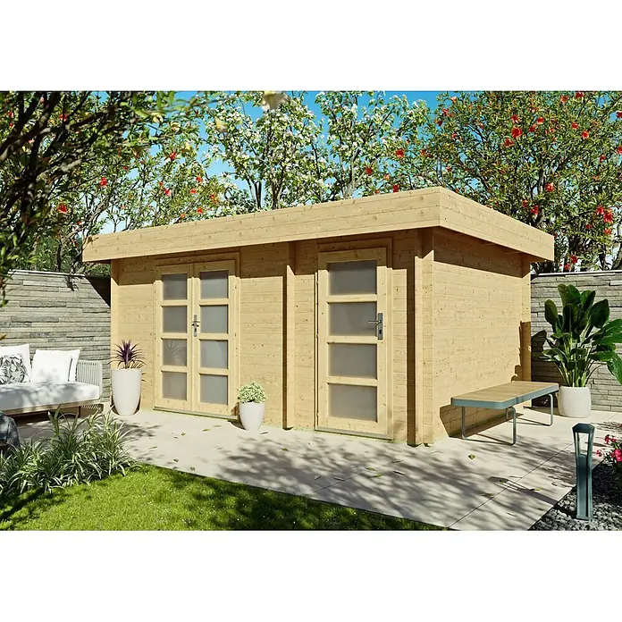 Fjordholz Flachdach Gartenhaus  Tekla 28, 8.75 m² + 4.25 m² Grundfläche -  - Helles Holzgartenhaus mit zwei Türen, umgeben von Pflanzen und einer Terrasse.