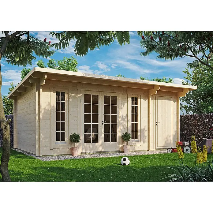 Fjordholz Gartenhaus Jacob 44 C mit Abstellraum - Außenmaß inkl. Dachüberstand (B x T): 570 x 360 cm, Holz, Kiefer/Pinie Imprägnierung - Heller Holzgartenhaus mit Doppeltür und Fenstern, in einem grünen Garten.