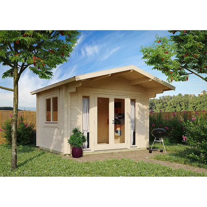 Fjordholz Gartenhaus Kim 70 A - Außenmaß inkl. Dachüberstand (B x T): 360 x 300 cm, Holz, Naturbelassen - Helles Gartenhaus aus Holz mit Doppeltüren und Seitenfenster, in einem grünen Garten mit Bäumen und Grill.