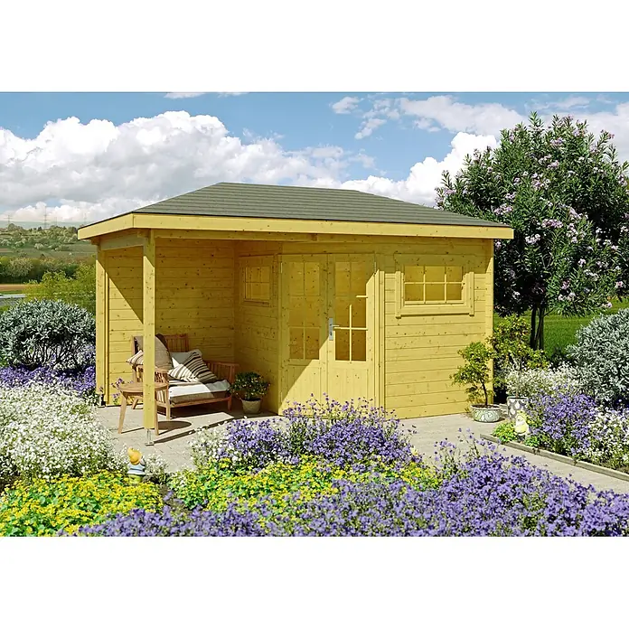 Fjordholz Gartenhaus Evelyn 2B - Außenmaß inkl. Dachüberstand (B x T): 440 x 260 cm, Holz, Naturbelassen - Helles Gartenhaus aus Holz mit überdachter Veranda und kleinen Fenstern, in einem lebhaften Garten.