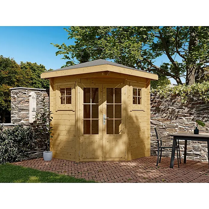 Fjordholz Gartenhaus Evelyn 1A - Außenmaß inkl. Dachüberstand (B x T): 200 x 200 cm, Holz, Naturbelassen - Ein sechseckiges Gartenhaus aus hellem Holz mit Fenstern und Doppeltüren, auf einer Backsteinterrasse in einem sonnigen Garten.