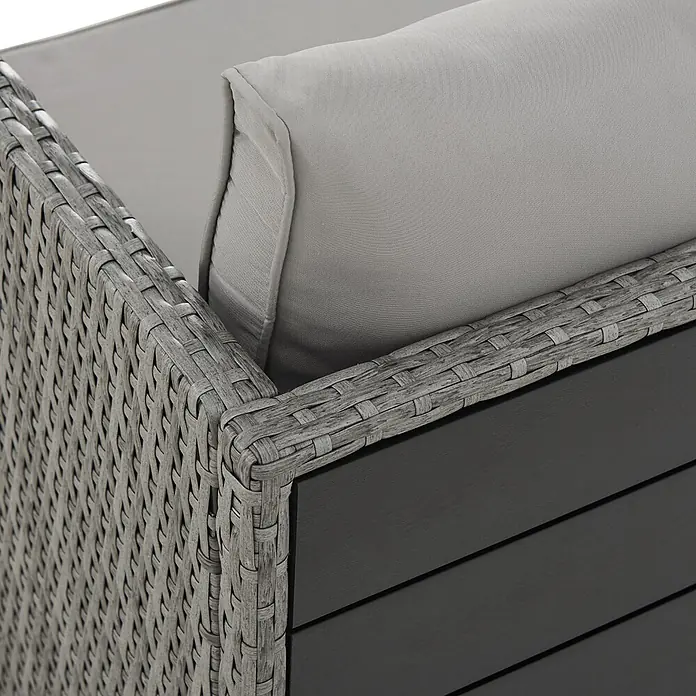 SVITA Loungemöbel-Set ATHINA - Polyrattan, Grau - Nahaufnahme eines grauen Outdoor-Korbsessels mit hellgrauen Kissen und dunkelgrauer Lamellenseite.