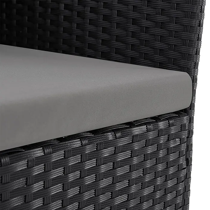 SVITA Loungemöbel-Set BROOKLYN BISTRO - Polyrattan, Schwarz - Nahaufnahme von schwarzen Rattanmöbeln mit weichem grauen Stoffkissen.