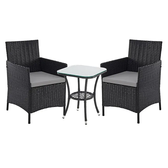 SVITA Loungemöbel-Set BROOKLYN BISTRO - Polyrattan, Schwarz - Zwei schwarze Rattan-Gartenstühle mit grauen Polstern und ein passender kleiner schwarzer Rattantisch mit Glasplatte.