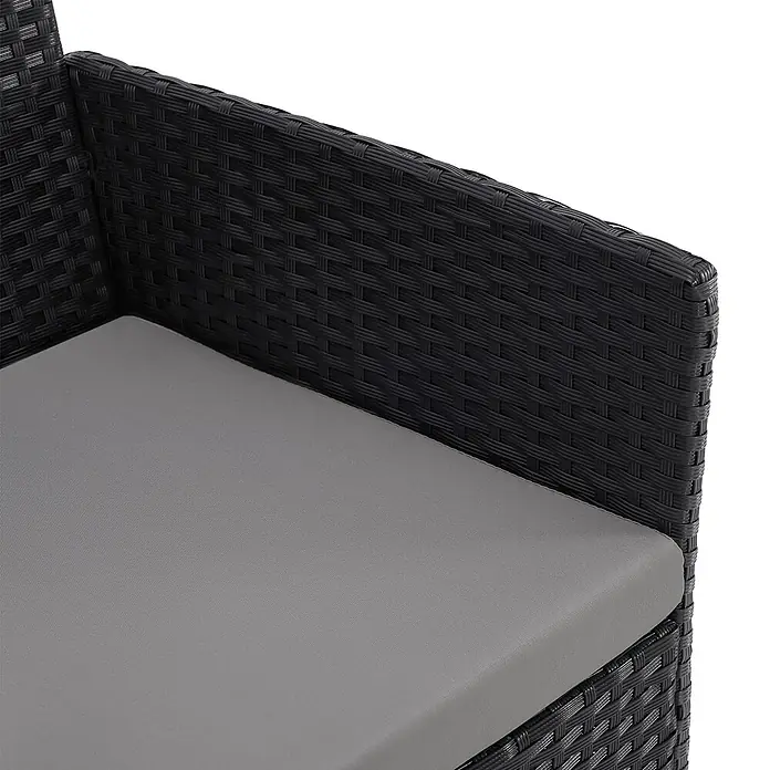 SVITA Loungemöbel-Set BROOKLYN BISTRO - Polyrattan, Schwarz - Nahaufnahme eines schwarzen geflochtenen Rattanstuhls mit grauem Stoffkissen.