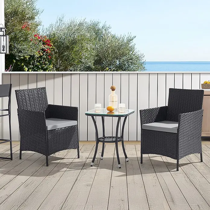 SVITA Loungemöbel-Set BROOKLYN BISTRO - Polyrattan, Schwarz - Schwarzes Rattan-Gartenmöbelset mit zwei Stühlen und einem Glastisch, inklusive grauer Kissen.