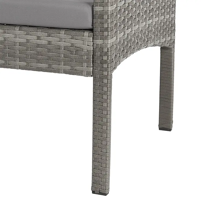 SVITA Loungemöbel-Set DENVER - Polyrattan, Grau - Nahaufnahme eines grauen, geflochtenen Rattan-Gartenmöbels mit grauem Kissen, das Bein und Seitenpaneel zeigt.