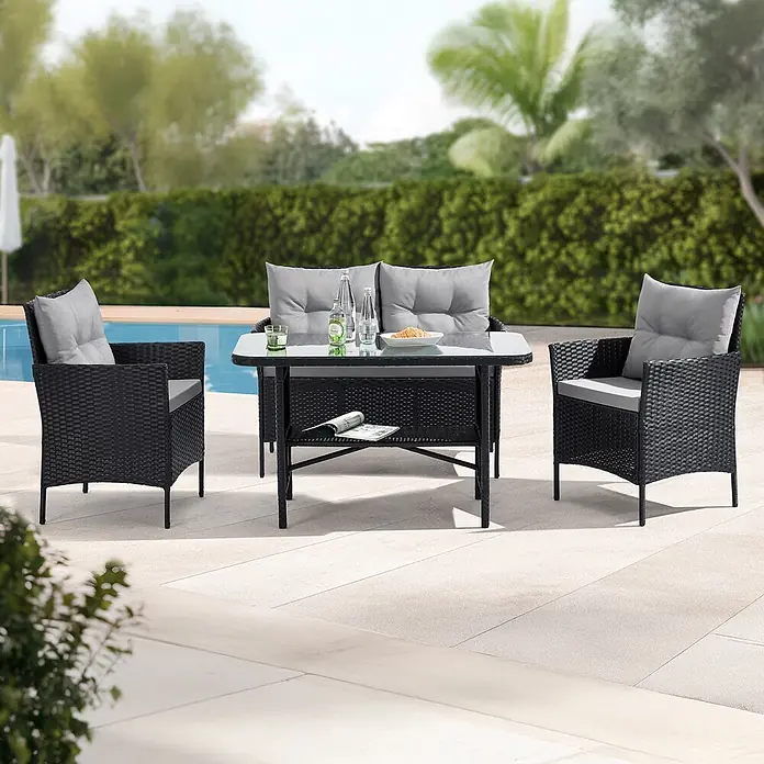 SVITA Loungemöbel-Set DALLAS - 4 -tlg., Polyrattan, Schwarz - Schwarze Polyrattan-Essgruppe mit Tisch, zwei Stühlen und einer Zweisitzerbank mit grauen Kissen am Pool.