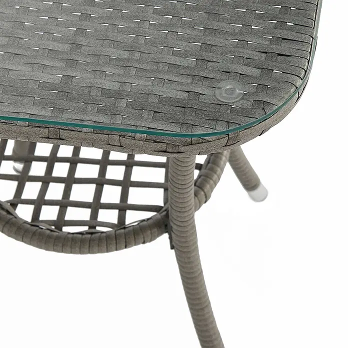 SVITA Loungemöbel-Set - 3 -tlg., Polyrattan, Grau - Nahaufnahme eines grauen Flechtwerk-Terrassentisches mit klarer Glasplatte, zeigt die gewebte Textur und einen Saugnapf.