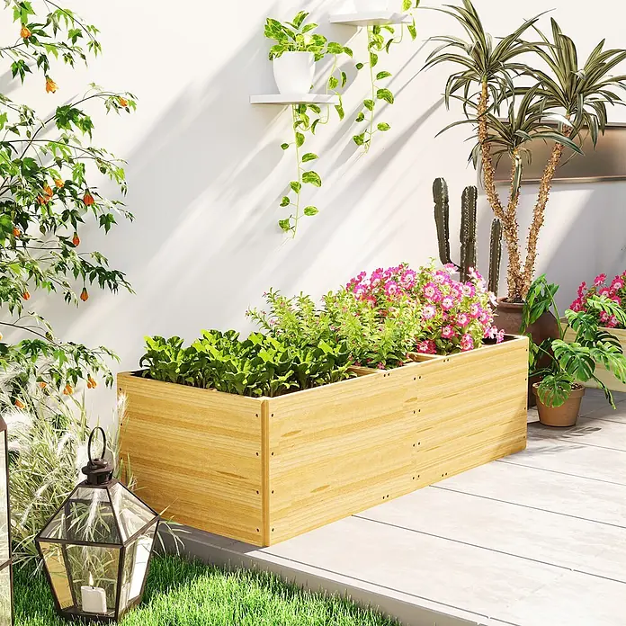 Outsunny Hochbeet - 140 x 60 x 40 cm, Holz, Naturholz - Heller Holz-Pflanzkasten, gefüllt mit verschiedenen Pflanzen und Blumen, in einer Außenumgebung.