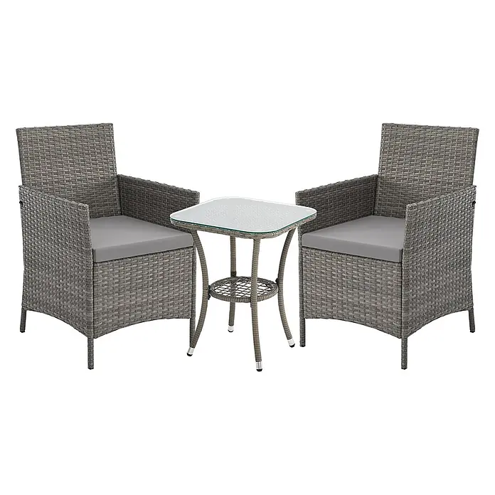 SVITA Loungemöbel-Set - 3 -tlg., Polyrattan, Grau - Graues Rattan 3-teiliges Terrassen-Bistro-Set mit zwei Stühlen mit grauen Kissen und einem quadratischen Tisch mit Glasplatte.
