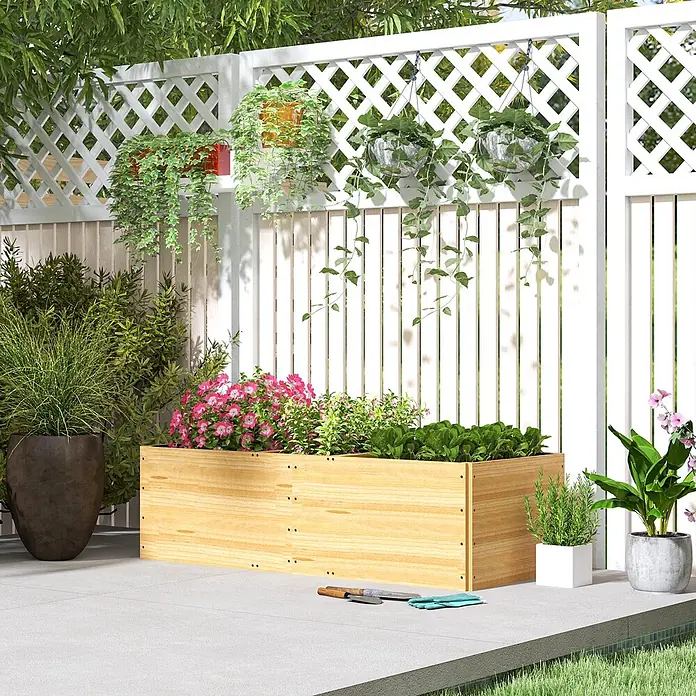 Outsunny Hochbeet - 140 x 60 x 40 cm, Holz, Naturholz - Ein hölzernes Hochbeet gefüllt mit leuchtend rosa Blumen und grünen Pflanzen, mit kleinen Gartengeräten davor auf dem Boden.