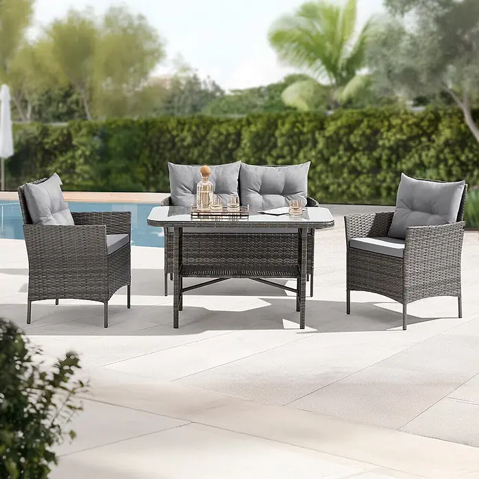 SVITA Loungemöbel-Set DALLAS - 4 -tlg., Polyrattan, Grau - Graues Rattan-Gartenmöbelset mit Sofa, zwei Sesseln und Glastischplatte auf einer Terrasse am Pool.