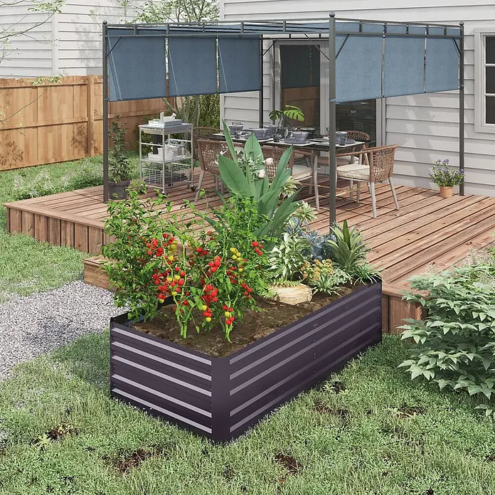 Outsunny Hochbeet - 180 x 90 x 59 cm, Stahl, Dunkelgrau - Dunkles Hochbeet aus Metall mit reifen Tomatenpflanzen, in einem Garten neben einer Holzterrasse.