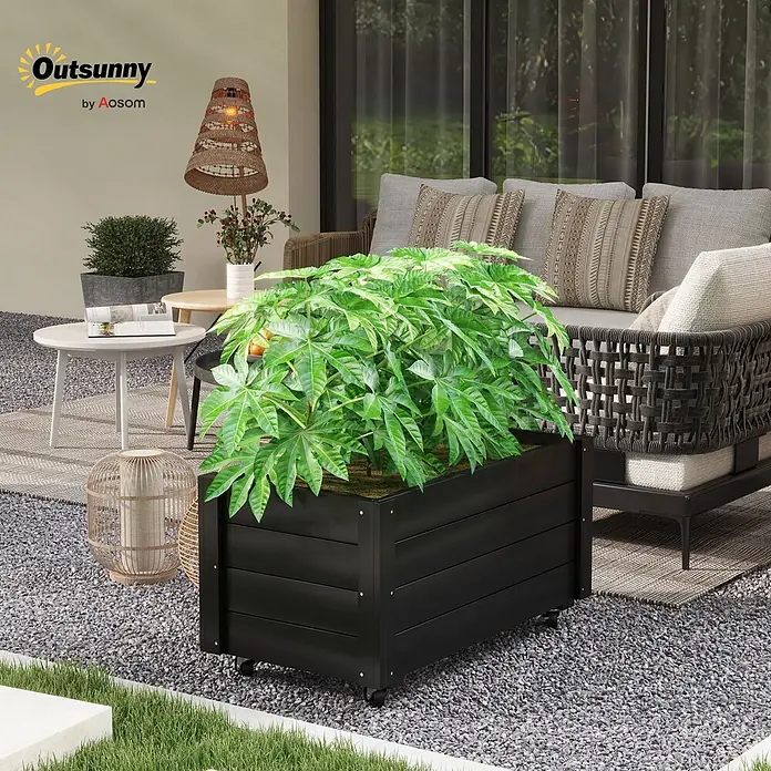 Outsunny Hochbeet - 89 x 48 x 47 cm, Holz, Schwarz - Schwarzer mobiler Blumenkasten mit leuchtend grünen Pflanzen auf einem Kiespatio neben Sitzgelegenheiten im Freien.