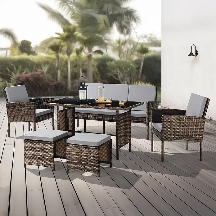 SVITA Loungemöbel-Set DENVER - Polyrattan, Braun - Braunes Outdoor-Loungemöbel-Set aus Polyrattan mit grauen Kissen auf Holzterrasse, inkl. Tisch, Sofa, zwei Stühlen und zwei Hockern.