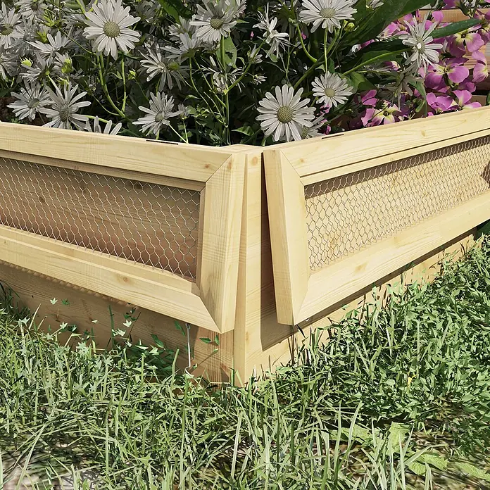 Furnicato Hochbeet - 183 x 98,5 x 95 cm, Holz, Naturholz - Helles Holz-Hochbeet mit Drahtgittereinsätzen, gefüllt mit weißen und lila Blumen, umgeben von Gras.