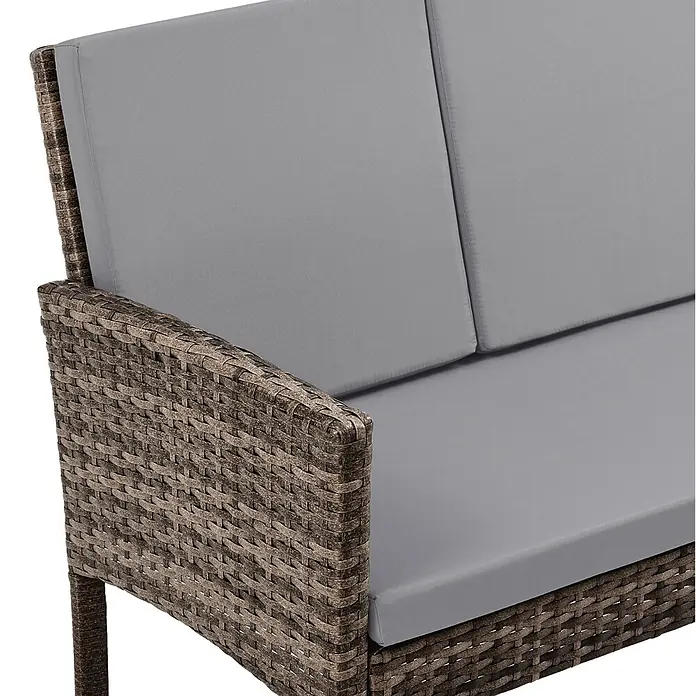 SVITA Loungemöbel-Set DENVER - Polyrattan, Braun - Nahaufnahme eines braunen Outdoor-Rattansofas mit grauen Stoffkissen.