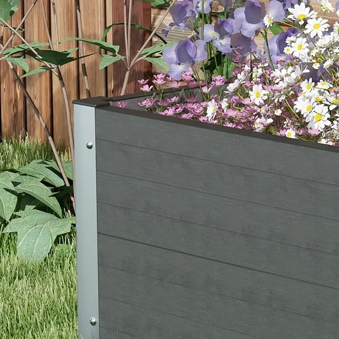 Outsunny Hochbeet - Aluminium, Grau - Dunkelgrauer Pflanzkasten aus Verbundholz mit silbernen Akzenten, gefüllt mit lila, rosa und weißen Blumen im Garten.