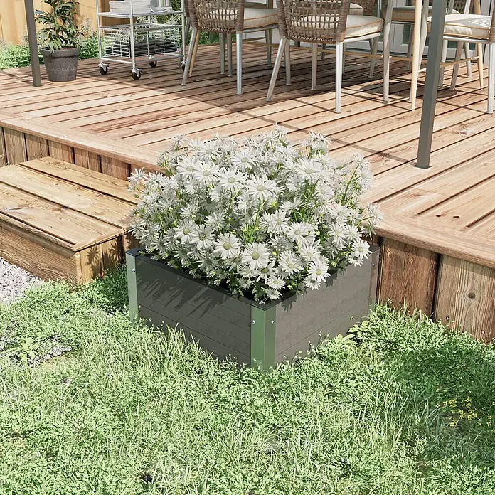 Outsunny Hochbeet - Aluminium, Grau - Dunkelgraues Pflanzgefäß mit grünen Eckakzenten, gefüllt mit weißen Margeriten-ähnlichen Blumen, neben einer Holzterrasse.