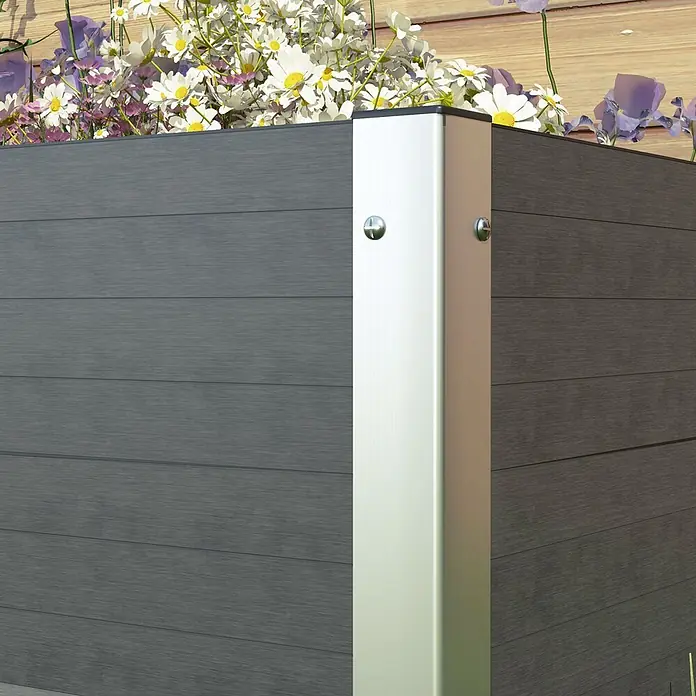 Outsunny Hochbeet - Aluminium, Grau - Dunkelgraues WPC-Hochbeet mit silbernem Eckpfosten, bepflanzt mit weißen und lila Blumen.